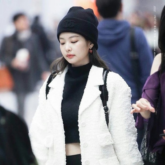 Authentic Chanel interlocking CC logo beanie - Picture 7 of 7